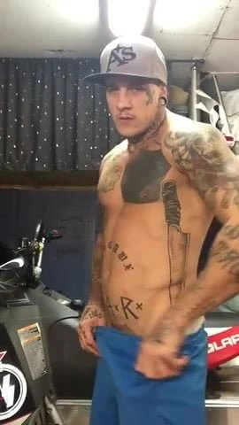 Gostoso tatuado de bermuda azul