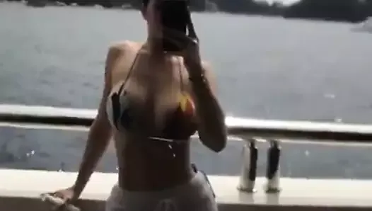 &#39;Kylie J.&#39; en bikini en un barco