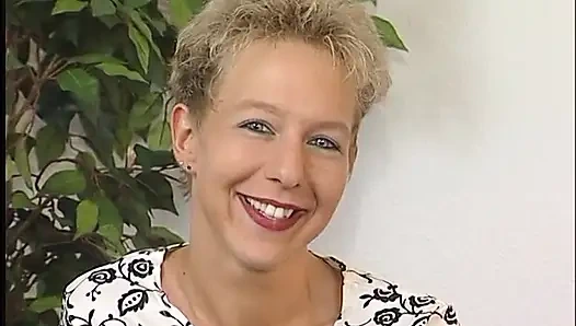 Kısa saçlı sarışın bebek oyuncu seçmelerinde amcığıyla mastürbasyon yapıyor