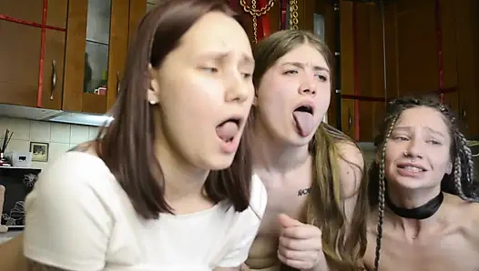 Ein trio verdorbener schlampen hat wieder spaß und nimmt vor der kamera für papi und seine neue herrin auf