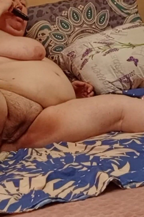 Vizinha se masturba e anseia por um grande pau preto em seus buracos