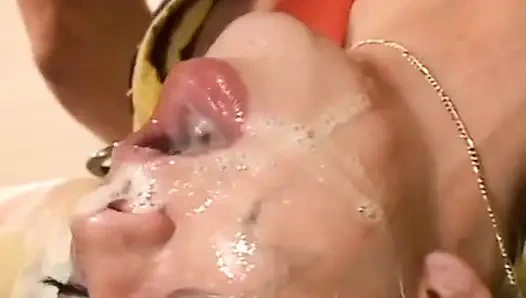 Симпатичной блондиночке из Франции трахнули в ее тугий рот