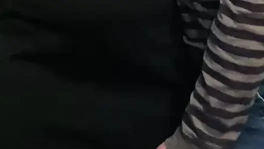 Azgın sapık elbisenin altında kızı parmaklıyor