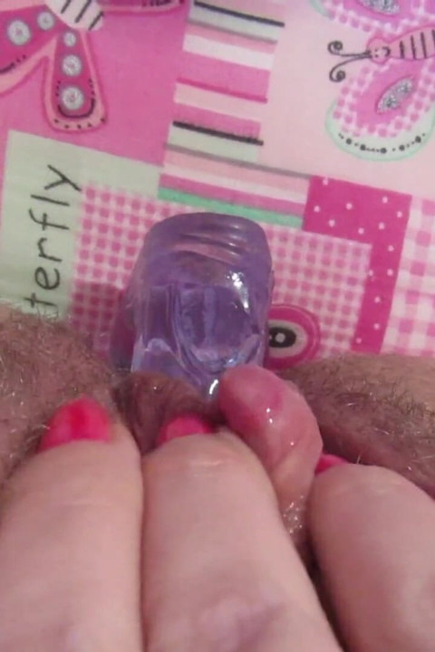 Grande clitóris cremoso gozando no vibrador
