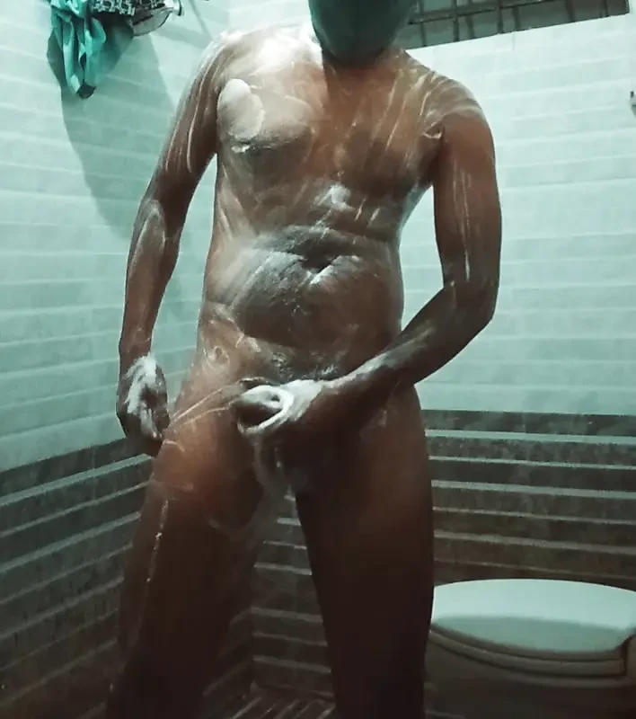 Budak muda seksi mandi bogel di rumah