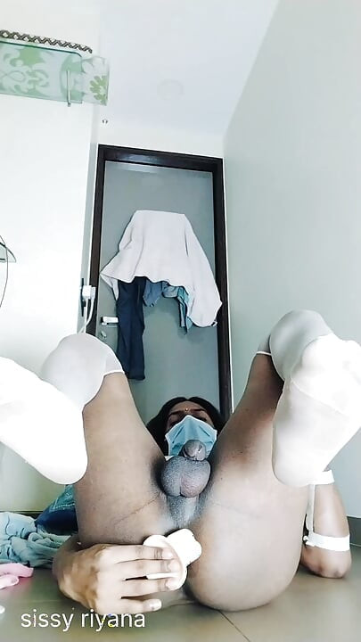 Indijska Riyana žestoko fukira dildo u filmu Sama kod kuće