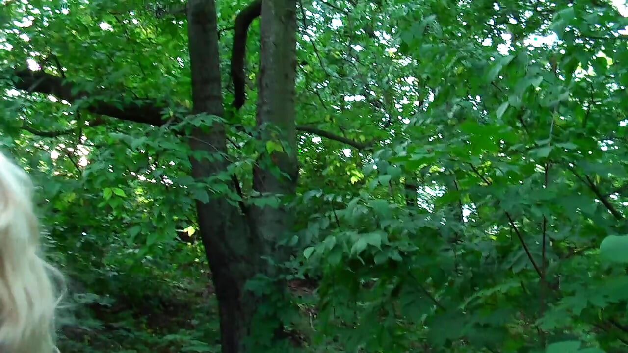 Gyönyörű szőke szabadtéri szopást végez