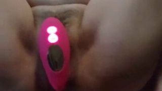 Femme attachée, vibromasseur inséré et plug anal