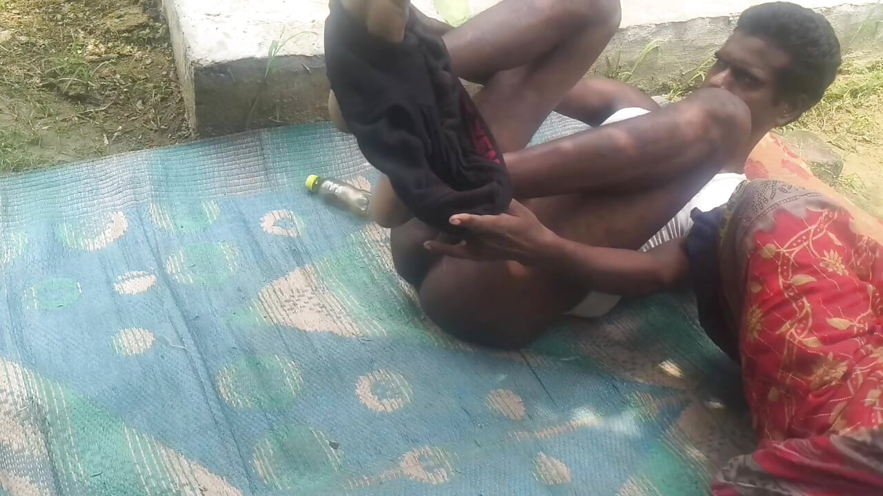 Desi housewife ki chudai ki outdoor