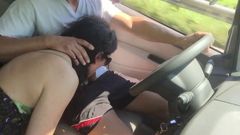 Testa di macchina, pompino, moglie che succhia il marito mentre guida parte 2
