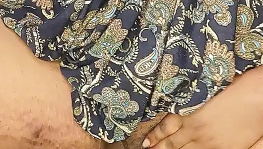 Arabian mom trying to squirt in her bedroom