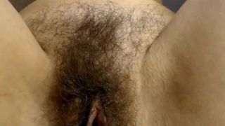 Волосатая зрелая пизда, крупный план в любительском видео