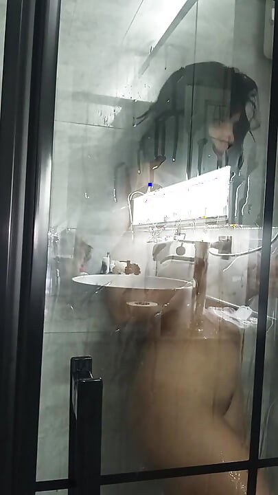 Patrz na mnie pod prysznicem