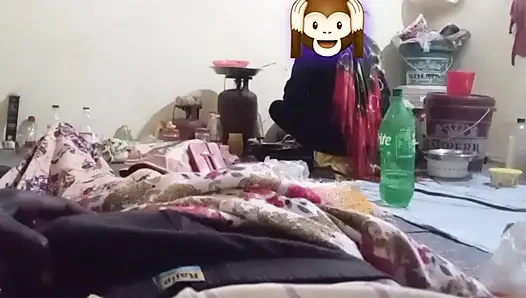 Ich kochte und der typ masturbierte hinter meinem rücken. Indischer desi-junge und mama