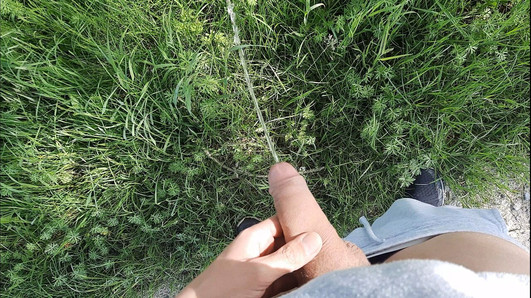 Joven meando al aire libre