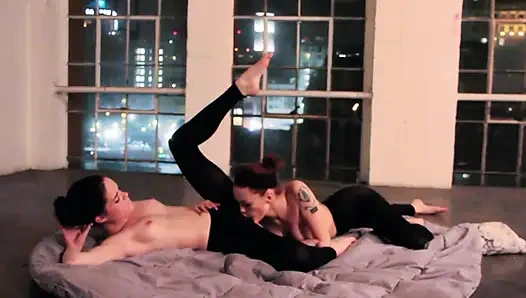 Lezbiyenler dans eden kızlar amcığı seviyor