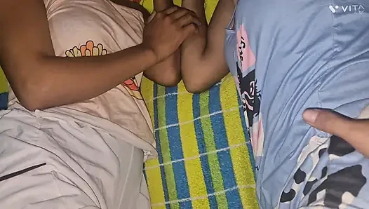 Dua cewek mungil dan idaman semua pria