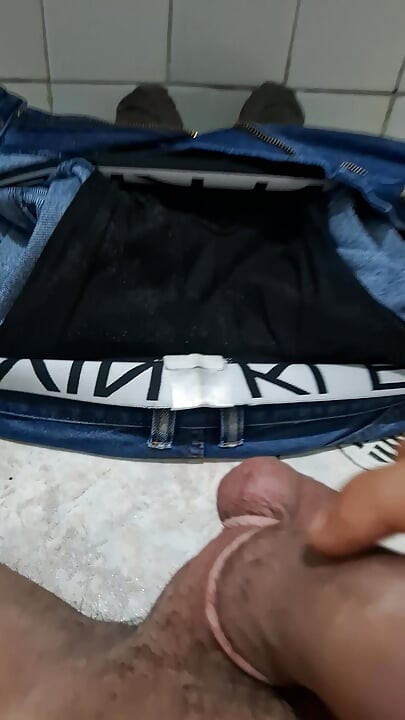 בחור צעיר מאונן עד שהוא פולט