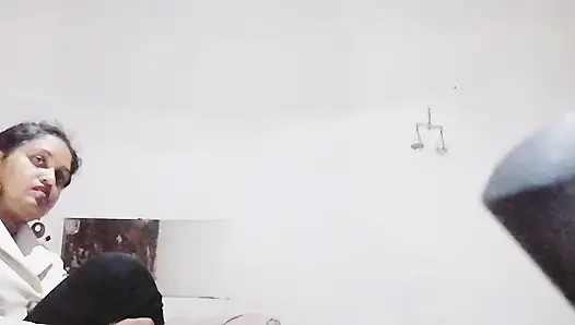 Gerçek hizmetçi sutyensiz beni baştan çıkarıyor ve ağzına sokuyor