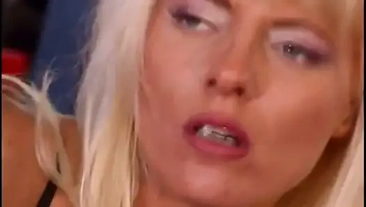 Heiße blondine mit erstaunlichem körper wird über autohaube gefickt