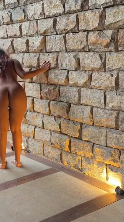 Κατασκοπεύω ένα μικρό κορίτσι desi μόνο στο σπίτι ASMR | Κλιπ 1