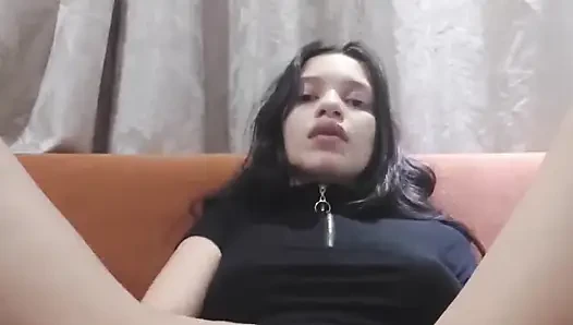 Малышка Алиса мастурбирует на диване в гостиной