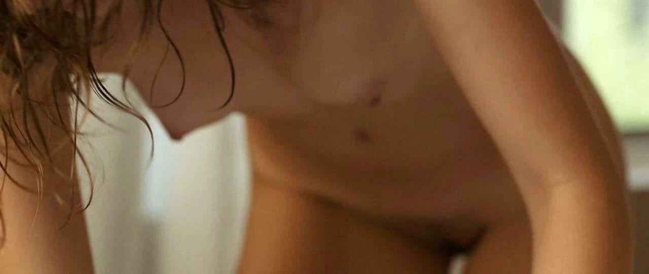 Drake Burnette nua em Marfa Girl 2 em scandalplanet.com
