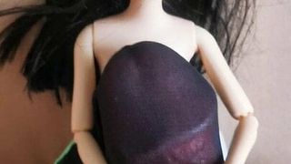 Кукла Barbie дрочит в колготках