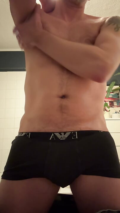 Strip tease, tata chce, żeby mu wyruchano dupkę