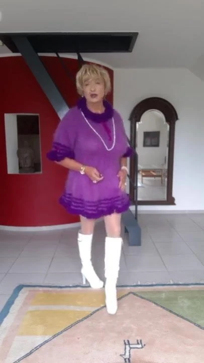 Charlene dalam gaun mohair musim panas baru