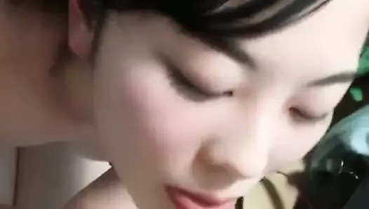 Une petite amie japonaise mignonne reçoit un facial énorme