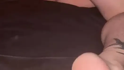 Amcığımı o kadar çok spermle dolduruyor ki götümden aşağı iniyor