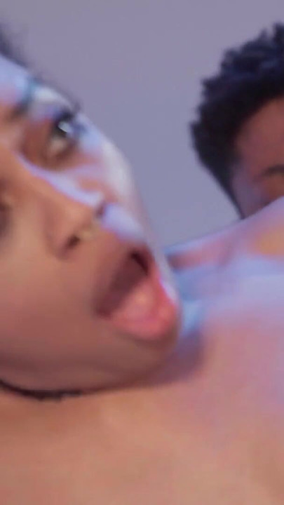 Mooi zwart stel Freaky Mariah en Little Maly hete seks romantische orale orgasmes | Clip 2