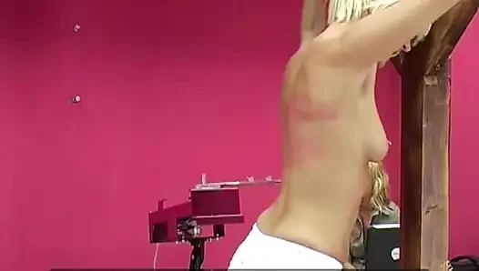 Sandra spanking machine - cambukan dari belakang