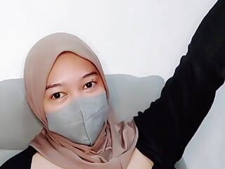 Fată cu voal hijab care încearcă analul încă îngust