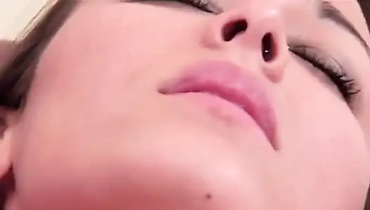 Zwei schätzchen entfernen ihr sexy höschen für heißen lesbischen sex im wohnzimmer