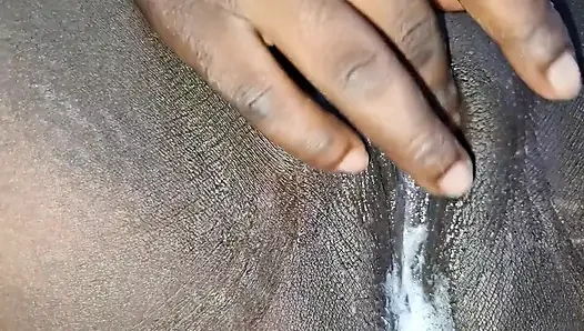 Eine muschi mit sperma bedeckt, nachdem sie außer kontrolle geraten wurde