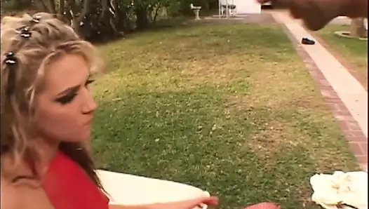 Блондинку-шлюшку почти не трахнули на улице