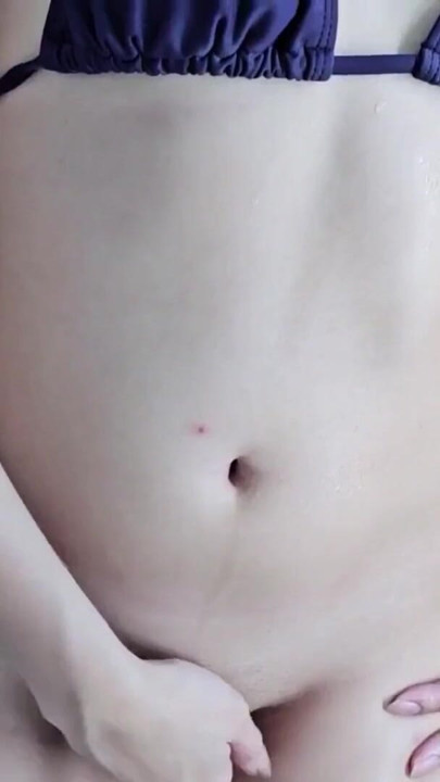 Nuori Petite Tiukka Vaaleanpunainen Pillu Bikinit Suihku Vittu Rannan jälkeen Sperma ja voihkii äänekkäästi | Klippi 1