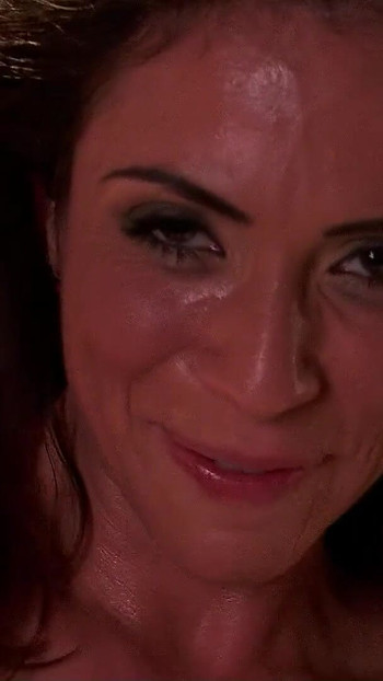 Moment captivant de la "Cele mai mari țâțe milf Ariella Ferrera se trezește pentru futai de un străin după petrecere"
