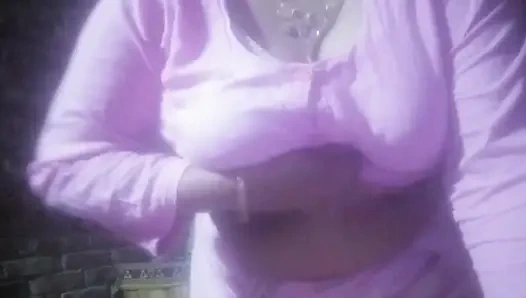 Schönes indisches bengalisches sexy mädchen in weißen kleidern macht ein selbst-masturbations-video.