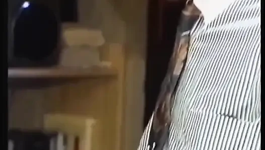 Sexy sekretärin in den arsch gefickt und von zwei großen schwänze in und ins gesicht gespritzt
