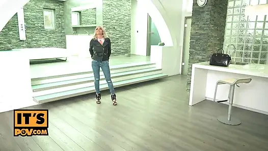 Seksi sarışın Rachele Richey senin için her şeyi yapar