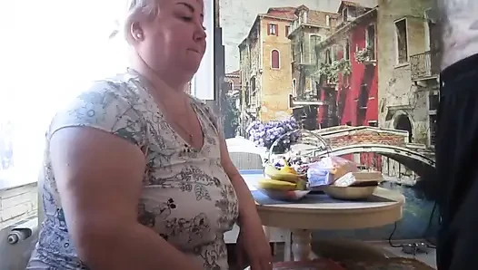 Lagi-lagi mertua kepergok di dapur dan dientot di mulut