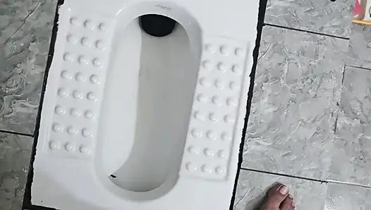 Dick play with rubbing and peeing at the same time