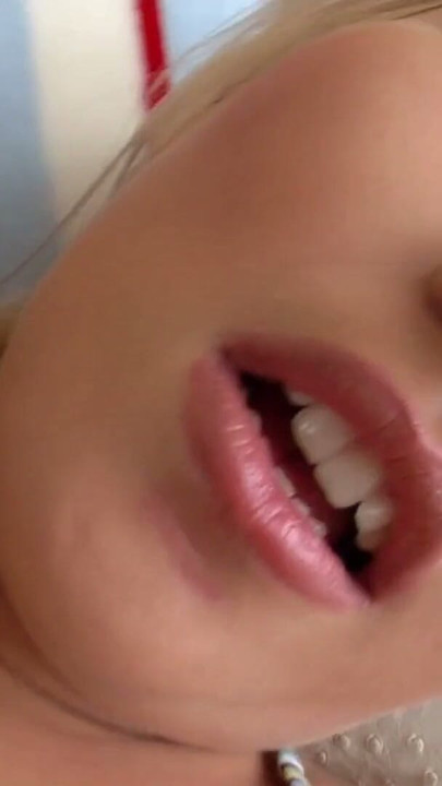 Amateur fingert ihre Muschi bis sie kommt | Clip 1