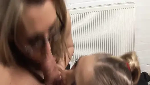 College Buns Сцена-1_Blonde милфа-учительница занимается сексом с двумя студентами