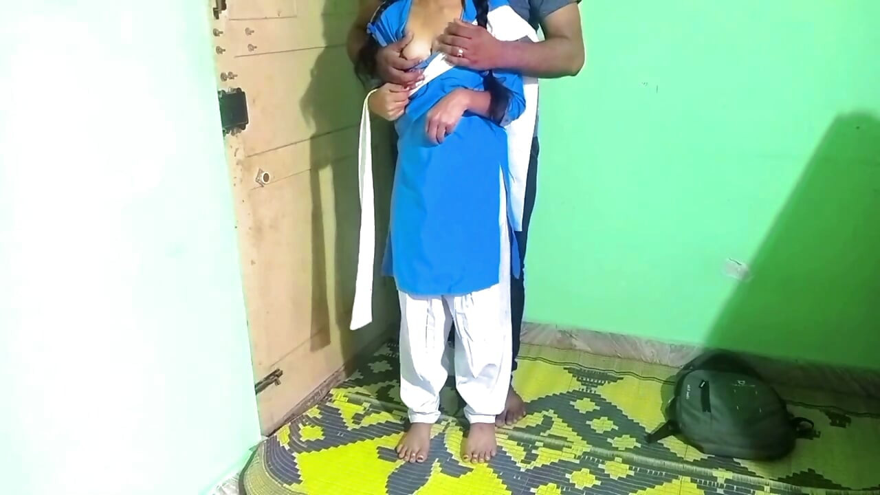 Sexo anal ao ar livre com uma colegiala indiana e esperma no uniforme