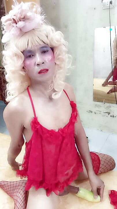 Oanh Le transseksualna ubrana w sugestywne ubrania do zabawy z puszkami udając, że jest zbyt szczęśliwa