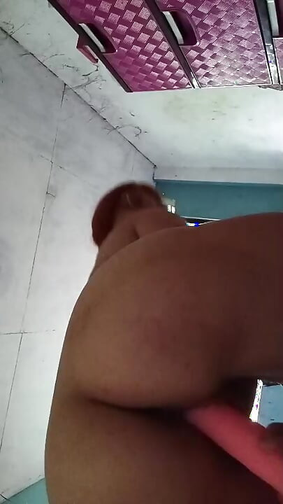 ME CALIENTO Y ME MASTURBO BIEN RICO CON MI CONSOLADOR